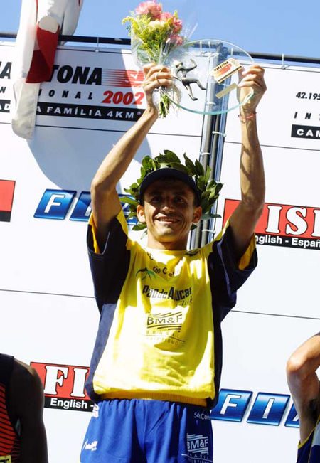 Cordeiro de Lima levantando o troféu após vencer a Maratona de São Paulo onde obteve a mais rápida performance entre os brasileiros (foto: Fernanda Paradizo)