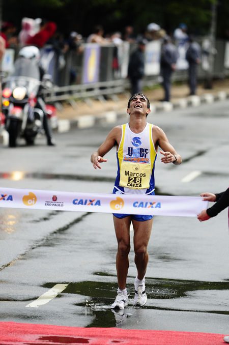 Marco durante a conquista do terceiro posto na Maratona de SP (foto: Theo Ribeiro/ www.webrun.com.br)