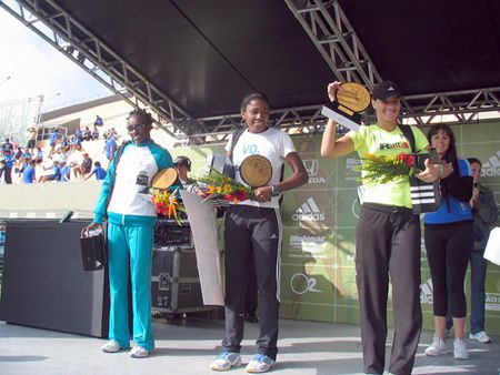 As campeãs ganharam troféus e brindes dos patrocinadores (foto: Alexandre Koda/ www.webrun.com.br)