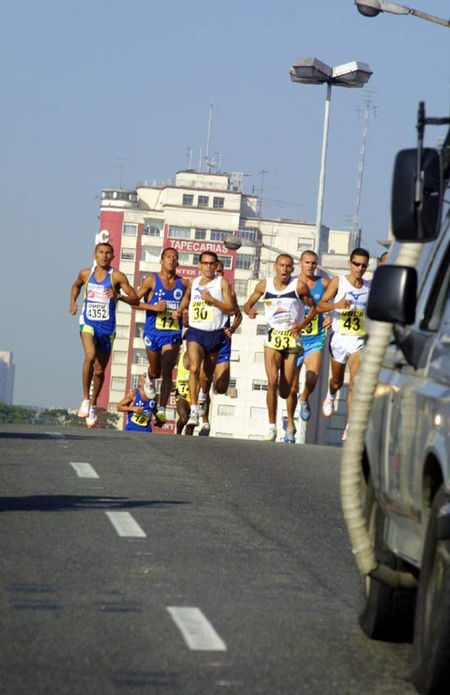 Pelotão líder da Maratona de São Paulo ano passado (foto: Fernanda Paradizo)