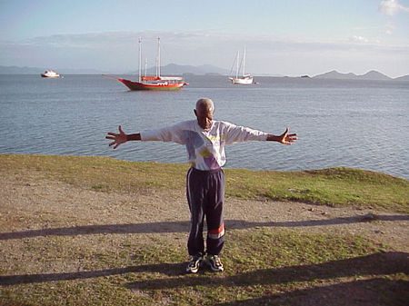 Atleta veterano se concentrando antes da largada da Maratona de Florianópolis em 2002 (foto: Harry Thomas Jr Arquivo WebRun)