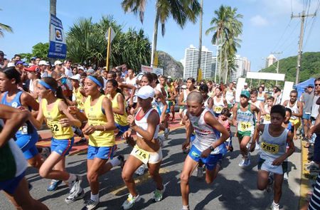 Largada da prova infantil do Circuito Baixada disputada no Guarujá (foto: Divulgação)