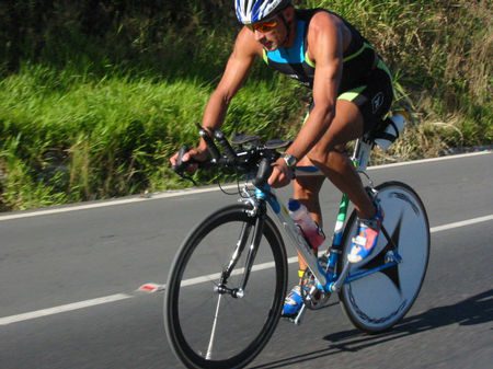 Galindez fazendo o pedal no Ironman Brasil Telecom 2003 (foto: Fernando Fragoso)