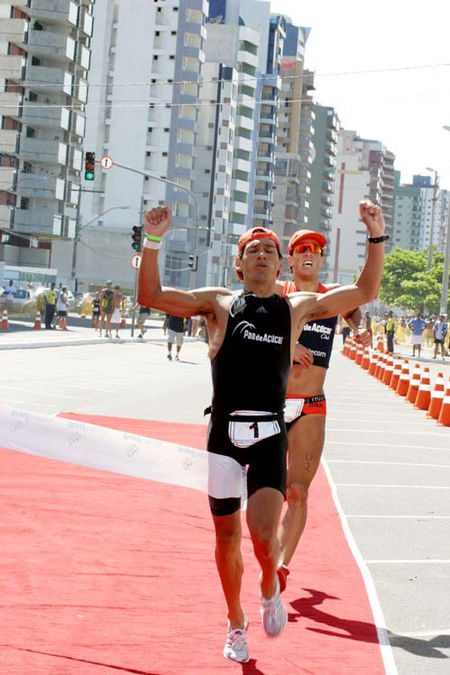Juraci na foto atrás de Leandro Macedo na chegada do Pré Olimpico de Vila Velha é o melhor colocado do ranking mundial na 27ª posição (foto: Fernanda Paradizo)