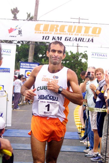 Luis Carlos dos Santos  perto do título (foto: Divulgação)