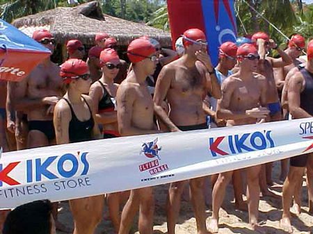 Largada da segunda etapa do <i>Aquathlon da Ilha</i> em Ilhabela (foto: Divulgação)” /><br />
Largada da segunda etapa do <i>Aquathlon da Ilha</i> em Ilhabela (foto: Divulgação)</div>
<p>Antônio Mansur Filho e Frederico Monteiro, o Fred, são os primeiros profissionais a confirmar presença na 1ª do <i>Super Biathlon Series Casa Hope</i> que acontece dia 12 de julho no TempoWindClube (Represa deGuarapiranga), em São Paulo (SP).</p>
<p>Os dois atletas tem um nível altíssimo neste tipo de competição seria uma loteria dizer quem vai chegar na frente. Oscar Galindez, um dos melhores triatletas do mundo, patrocinado pelo <b>WebRun,</b> que também está apoiando o evento, foi convidado pelo patrocinador e talvez seja outra estrela neste interessante combate de homens de ferro.</p>
<p>A <i>Speedo</i> e <i>Água Crystal Sport</i> fecharam parceria com o evento esta semana e prometem apoiar todas as etapas. Os outros patrocinadores são <i>Kiko´s Fitness Store,</i> o portal <i>WebRun</i> e a confecção <i>Red Nose.</i></p>
<p>As inscrições podem ser feitas pelo telefone 11-5517 6468 ou 11-98568626 ao preço de R$ 65,00 (individual) e R$ 35,00 (Revezamento).</p>
<p>A Organização está lançando uma novidade, que é um banco de dados , que une os atletas do revezamento, para atletas que ainda não tem dupla formada. Hoje o Banco possui nadadores e corredores à disposição para formar equipes para a 1a etapa , que será disputada em 12 de julho próximo, às 14 horas no Clube de WindSurf Tempo em São Paulo. Os interessados deverão entrar em contato através do e-mail <b>orangebox@ig.com.br</b> ou telefone 11-5517 6468.</p>
<p>O percurso da natação é muito bonito e original, onde os atletas nadarão até uma ilha, contornarão um cone em terra firme, e voltarão para a segunda metade do percurso, somando 1,7 km. Na corrida, os atletas enfrentarão os 13 km em 2 voltas de 6,5, dentro do condomínio Riviera Paulista.</p>
<p>Cada etapa soma pontos que serão trocados por prêmios no final do circuito em dezembro.</p>
<p>A tabela de pontuação segue abaixo e vale tanto no profissional quanto nas categorias amadora e revezamento:</p>
<p>1° – 12 pontos<br />2° – 10 pontos<br />3° –  9 pontos<br />4° –  8 pontos<br />5° –  7 pontos<br />6° –  6 pontos<br />7° –  5 pontos<br />8° –  4 pontos<br />9° –  3 pontos<br />10° – 2 pontos</p>
<p><strong><em>Este texto foi escrito por: Webrun</em></strong></p>
                </div>

            </div>
            <div class=