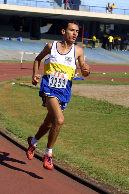 Marilson dois títulos em uma semana: dos 5.000 e 10.000m (foto: Fernanda Paradizo)