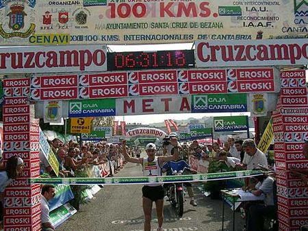 A chegada festiva do campeão Jorge Aubeso Martinez em 2002 (foto: Sotos Rojas)