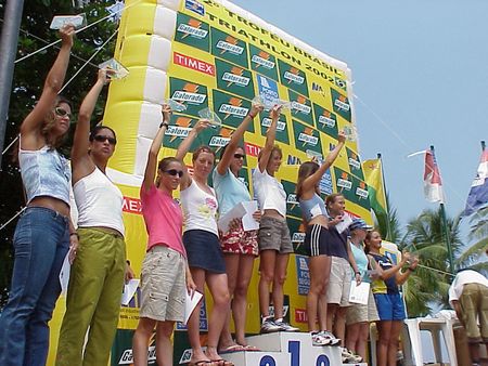 Pódio feminino da primeira etapa do <i>Troféu Brasil 2003</i> (foto: Harry Thomas Jr  Arquivo WebRun)” /><br />
Pódio feminino da primeira etapa do <i>Troféu Brasil 2003</i> (foto: Harry Thomas Jr  Arquivo WebRun)</div>
<p>Taísa Gentina quer complicar a vida de seus ídolos no <i>13º Gatorade Triathlon Troféu Brasil.</i> A triathleta, de apenas 16 anos, faz sua primeira temporada como profissional e já mostrou que não se intimida na hora de competir com as grandes estrelas do esporte nacional. Taísa é a mais jovem entre os profissionais e pretende ser uma das três primeiras <br />colocadas na classificação final da competição mais tradicional do País, que terá a terceira etapa no próximo domingo, dia 10 de agosto, em Nova Lima (MG).</p>
<p>“Não fico nervosa na hora em que vou competir. É muito bom ser a mais jovem e o único problema é a falta de experiência. Sei que hoje não tenho condições de vencer a Carla Moreno e a Sandra Soldan, mas posso fazer bonito. Espero ficar entre as cinco primeiras em Minas Gerais e com boa pontuação posso melhorar ainda mais a minha classificação”, disse a terceira colocada no Troféu Brasil.</p>
<p>Mesmo sem a orientação de um técnico, Taísa treina todos os dias durante quatro horas. Ela faz por semana, em média, 28 km de natação, 50 mil metros de corrida e 250 quilômetros de ciclismo.</p>
<p>“Não tenho técnico, planejo os treinamentos depois que converso com outros triatletas. Divido o local de trabalho entre Porto Ferreira, onde moro, e Pirassununga, onde utilizo as instalações da Força Aérea”, disse Taísa.</p>
<p>Taísa começou a dar os primeiros passos no triatlo há seis anos, quando aprendeu a nadar. A idéia de disputar a prova surgiu depois da participação  em provas de duatlo, que incluem natação e corrida.</p>
<p>“A primeira vez que disputei o Troféu Brasil foi no Rio de Janeiro em 2000.  Venci na minha categoria mesmo começando o treinamento apenas 15 dias antes da competição. Não foi fácil encontrar uma bicicleta que fosse boa e barata”, recorda.</p>
<p>Taísa faz o terceiro ano do segundo grau e pretende cursar a faculdade, mas tem a certeza de que não vai deixar de lado o esporte. “Quero ser a melhor brasileira no triatlo, ir às Olimpíadas e depois fazer provas de Ironman. Admiro a Sandra Soldan, porque ela conseguiu fazer uma faculdade de medicina sem esquecer o esporte. Ainda por cima, a Sandra é muito simpática”.</p>
<p><strong><em>Este texto foi escrito por: Webrun</em></strong></p>
                </div>

            </div>
            <div class=