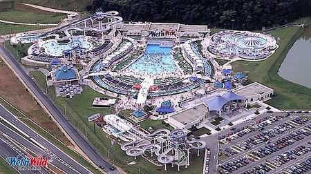 Vista aerea do <i>Wet´n Wild</i>  um dos principais parques aquáticos do país (foto: Divulgação)” /><br />
Vista aerea do <i>Wet´n Wild</i>  um dos principais parques aquáticos do país (foto: Divulgação)</div>
<p>A Corrida e Caminhada Wetn Wild, com percursos de cinco e dez quilômetros em áreas verdes, oferecerá aos inscritos um ingresso para passar o dia brincando no parque, além uma apresentação da banda Paralamas do Sucesso. As inscrições para o evento ainda estão abertas e os interessados têm até 21 de março para se inscrever.</p>
<p>A prova acontecerá no próximo dia três, na Rodovia dos Bandeirantes (km 72), em Itupeva, passando também pelo municípios de Louveira e Vinhedo, no interior de São Paulo. “Há oito anos a Corrida e Caminhada Wet’n Wild atrai competidores de todo o Estado de São Paulo. Temos um grande diferencial, que é o percurso em meio à natureza, tornando o exercício muito mais estimulante e agradável”, diz Alain Baldacci, presidente do Wet’n Wild.</p>
<p>O inicio de ambas as modalidades está marcado para as 8h e o término às 10h30, no estacionamento do parque. A premiação será para os primeiros colocados da categoria geral, que ganharão uma diária em quarto duplo no Quality Resorts Itupeva, com meia pensão e mais dois ingressos para o Wet’n Wild. O inscrito também poderá levar até quatro acompanhantes e a entrada custará R$ 40 (por pessoa) nas bilheterias do parque (válidos somente para o dia da prova). Para fazer a inscrição basta acessar o site do evento <b>www.wetnwild.com.br</b>.</p>
<p><strong><em>Este texto foi escrito por: Webrun</em></strong></p>
                </div>

            </div>
            <div class=