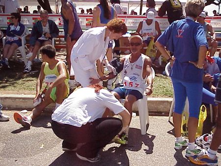 Staff em Santa Catarina: na maratona do ano 2002 retirando o chip de atleta após a prova (foto: Harry Thomas Jr  Arquivo WebRun)