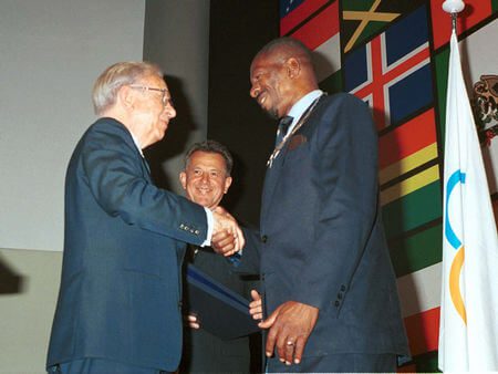 O ex-presidente do COI Samaranch homenageia Adhemar Ferreira da Silva (foto: Interesportes)