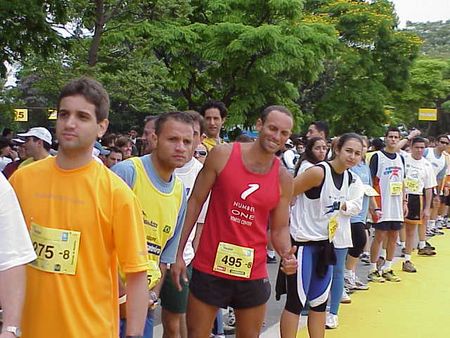 Atletas aguardando a munhequeira para efetivar o revezamento (foto: Harry Thomas Jr Arquivo WebRun)