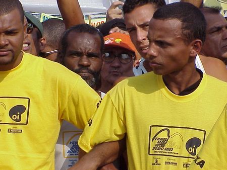 Os primeiros atletas do dunil de largada atrás do staff (de amarelo) (foto: Harry Thomas Jr Arquivo WebRun)