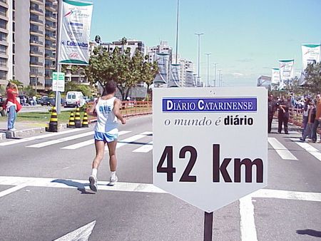 Marca dos 42Km da Maratona de Santa Cartarina (foto: Harry Thomas Jr  Arquivo WebRun)