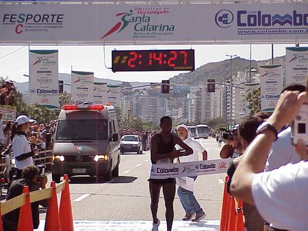 Luduvice foi um dos quatro únicos brasileiros que correram uma maratona sub2h15 em 2002 (foto: Harry Thomas Jr Arquivo WebRun)