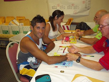 Os dias que antecedem o <i>Ironman do Havaí</i> são utilizados pelos atletas profissionais e amadores para fazerem seus últimos preparativos para mítica competição que acontecerá no próximo dia 18  na Ilha de Kona  no Havaí. Com atletas chegando dos cinco (foto: Juliana Ikeda)” /><br />
Os dias que antecedem o <i>Ironman do Havaí</i> são utilizados pelos atletas profissionais e amadores para fazerem seus últimos preparativos para mítica competição que acontecerá no próximo dia 18  na Ilha de Kona  no Havaí. Com atletas chegando dos cinco (foto: Juliana Ikeda)</div>
<p>Os dias que antecedem o <i>Ironman do Havaí</i> são utilizados pelos atletas profissionais e amadores para fazerem seus últimos preparativos para mítica competição que acontecerá no próximo dia 18, na Ilha de Kona, no Havaí. </p>
<p>Com atletas chegando dos cinco cantos no planeta é hora dos últimos preparativos como, treinos leves e cuidar da parte burocrática como a retirada dos kits, pesagens e conhecer as últimas instruções dos organizadores.</p>
<p>Foi isso que fizeram os atuais campeões do Ironman Brasil Telecom  2003, os argentino Oscar Galindez (Reebok/Memorial/OG Bike) e atleta apoiado oficialmente pelo portal <b>WebRun</b> e Bárbara Buenahora.</p>
<p>A semana reserva aos atletas várias atividades, como o Congresso Ténico, o check-in dos equipamentos e acessórios, o <i>Parade Day</i>, os treinos leves e a prova propriamente dita, que esse ano, completa  seu Jubileu de Prata.</p>
<p>(*)<b>Juliana Ikeda</b> é <i>manager</i> de Oscar Galindez e correspondente oficial do <b>WebRun</b> na competição.</p>
<p><strong><em>Este texto foi escrito por: Juliana Ikeda  (*)</em></strong></p>
                </div>

            </div>
            <div class=