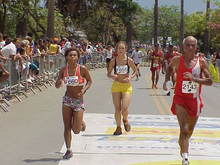 Corredores nos metros finais dos 17.850m (foto: Harry Thomas Jr Arquivo WebRun)