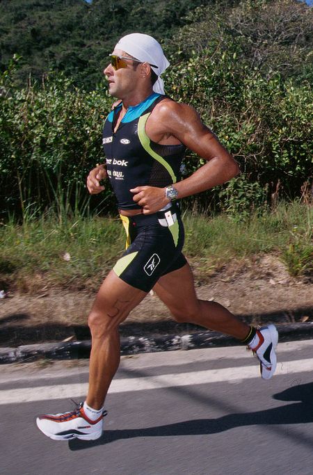 Galindez fazendo a maratona do Ironman Brasil 2003 prova na qual foi campeão (foto: Divulgação)