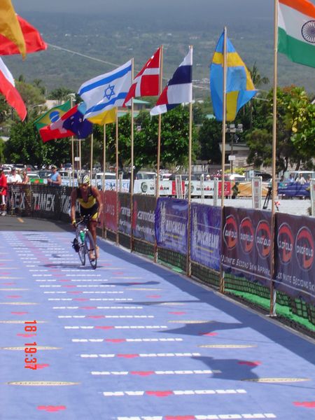 Galindez iniciando o pedal no último <i>Ironman do Havaí</i> (foto: Juliana Ikeda)” /><br />
Galindez iniciando o pedal no último <i>Ironman do Havaí</i> (foto: Juliana Ikeda)</div>
<p>O portal <b>WebRun</b> comemora o sucesso obtido no ano de 2003, realizando uma palestra com um dos maiores expoentes do triathlon mundial, o argentino radicado no Brasil, Oscar Galindez, que é patrocinado pela Memorial, Reebok, Timex e  Oakley. </p>
<p>Galindez que é apoiado pelo <b>WebRun,</b> foi o melhor latino-americano no <i>Ironman do Havaí,</i> a mais tradicional e dura prova do gênero, realizada no último mês de outubro.</p>
<p>A palestra será realizada dia 03 de dezembro de 2003, quarta-feira, das 20:30 às 22:00 no auditório da <i>Academia Competition,</i> que está localizada na Rua Cincinato Braga, 520, Bela Vista, São Paulo (SP).</p>
<p>Na palestra o triathleta, que é o atual  campeão <i>Ironman Brasil Telecom 2003,</i>  abordará sobre suas participações no <i>Ironman do Havaí,</i> e contará como é a transição da distância olímpica para o ironman.</p>
<p>Para participar basta se inscrever gratuitamente no <b>WebRun,</b> mas não deixe para a última hora, pois as vagas são limitadas a 130 pessoas. Inscreva-se <a href= 