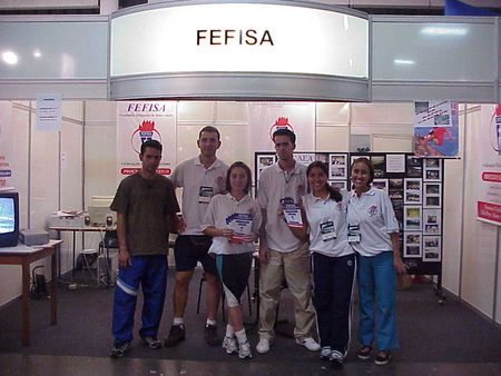 Stand da <I>FEFISA</I> localizado na <I>Adventure Fair</i> (foto: Harry Thomas Jr – Arquivo WebRun)” /><br />
Stand da <I>FEFISA</I> localizado na <I>Adventure Fair</i> (foto: Harry Thomas Jr – Arquivo WebRun)</div>
<p><b>Direto da Adventure Fair –</b> Com o crescente número de novos adeptos que praticam esportes no Brasil, torna-se, necessária a formação de novos profissionais esportivos, através de centros acadêmicos, como, universidades e faculdades.</p>
<p>No entanto, essa formação deve ser focada, principalmente, objetivando um ensino de qualidade, que atenda a demanda gerada, que cresce de forma acentuada nos grandes centros urbanos. A necessidade de formar novos professores de educação física, nutricionistas, fisioterapeutas, fisiatras, além, de médicos especializados em esporte é fator primordial.</p>
<p>Esse é um dos objetivos da <i>Faculdade Integradas de Santo André (FEFISA),</i>  que está participando da  <i>Adventure Fair Sports,</i> a maior feira de esportes de aventura do Hemisfério Sul, inaugurada ontem, dia 12, e que terminará no próximo domingo, dia 16, às 22 horas, no prédio da Bienal de São Paulo, no Parque do Ibirapuera (SP).</p>
<p>A <i>FEFISA,</i> na área esportiva, oferece a licenciatura em Educação Física, curso que tem a duração de 3 anos,  em regime matutino, verpertino e noturno. A instituição já programou seu próximo processo seletivo para o ano de 2004.</p>
<p><b>Maiores informações:</b><br /><i>Peíodo de inscrição:</i> 13/10 à 26/11/2003<br /><i>Taxa de inscrição:</i> R$ 50,00<br /><i>Manual:</i> R$ 5,00<br /><i>e-mail:</i> <b>info@fefisa.com.br</b><br /><i>Web:</i> <b>www.fefisa.com.br</b></p>
<p><strong><em>Este texto foi escrito por: Webrun</em></strong></p>
                </div>

            </div>
            <div class=
