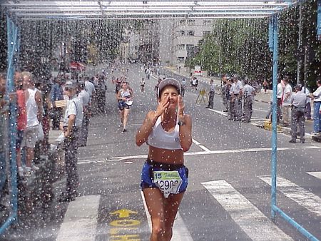 O calor do dia é amenizado pelas duchas ao longo do trajeto (foto: Harry Thomas Jr Arquivo WebRun)