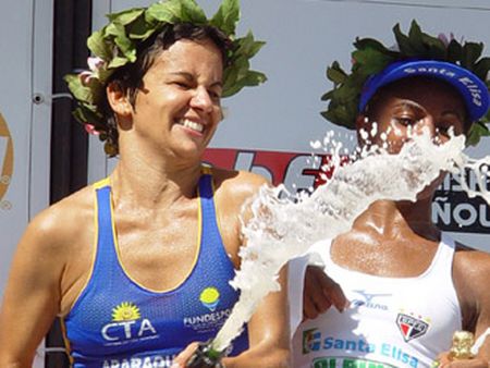 A atleta Marizete de Paula Rezende comemora o primeiro lugar na São Silvestre de 2002 (foto: Fernanda Paradizo)