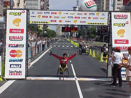 Aranha cruzando a linha de chegada da SS 2002 em primeiro lugar (foto: Harry Thomas Jr Arquivo WebRun)