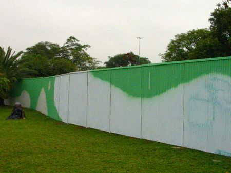 Tapumes cercam toda a extensão da praça (foto: Harry Thomas Jr Arquivo WebRun)