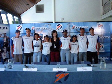 Todos os corredores juntos com o patrocinador Unicsul (foto: Donata Lustosa)