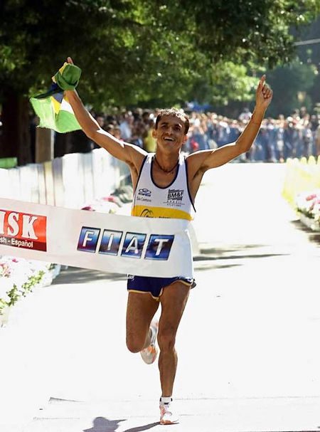 Vanderlei Cordeiro de cruza a linha de chegada em primeiro lugar na sua estréia em maratona no Brasil (foto: Rubens Chiri / Agência Perspectiva)