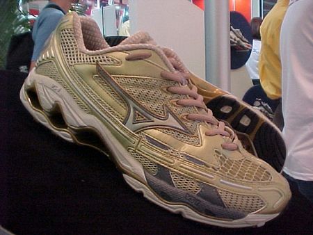 Será fabricado apenas 1.000 pares do Wave Creation Golden Runners (foto: Harry Thomas Jr/ WebRun)