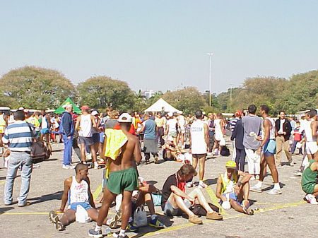 Atletas após concluírem os 42.195 metros da Maratona de São Paulo (foto: Harry Thomas Jr Arquivo WebRun)