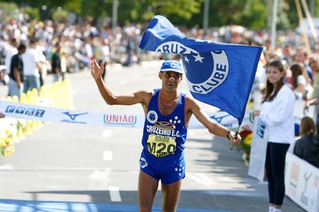 Genílson Junio carimbando seu passaporte para o Pan ao vencer a Maratona de SP em 2003 (foto: Divulgação)