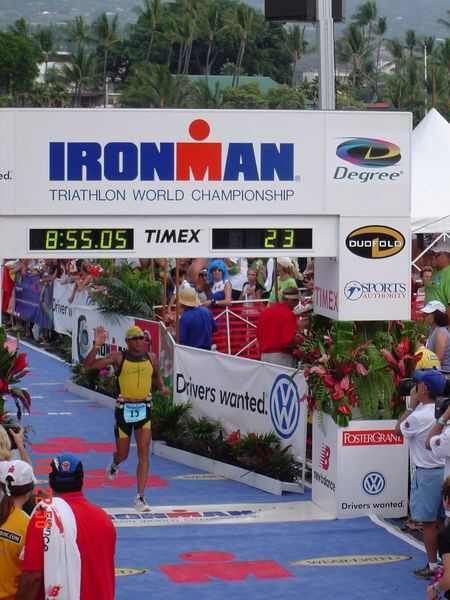 Galindez concluindo o Ironman do Havaí no ano passado quando foi  o melhor latino-americano na prova válida como mundial (foto: Juliana Ikeda)