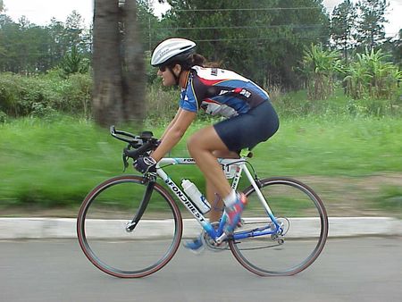 Ciclista na estrada na 1ª edição da competição (foto: Harry Thomas Jr - WebRun)