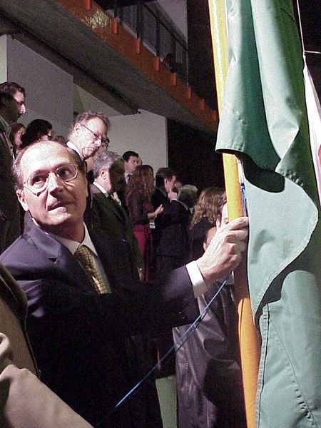 Alckimin hasteando a Bandeira Nacional (foto: Harry Thomas Jr. - WebRun)