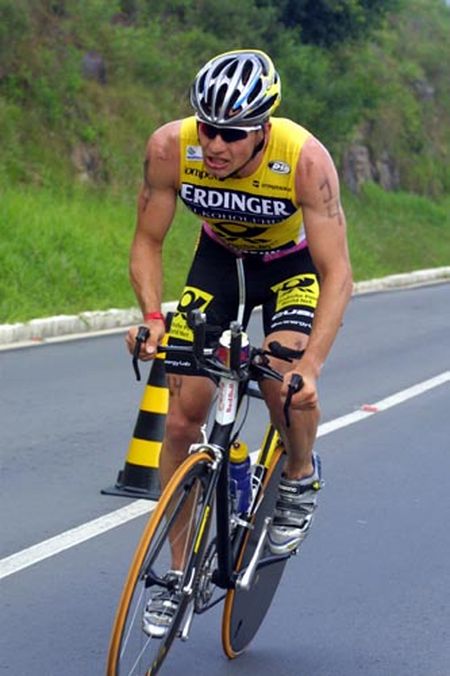 Etapa do ciclicsmo no Ironman Brasil 2002 do campeão Lothar (Alemanha) (foto: Fernanda Paradizo)