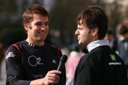 Repórter O2 entrevistando corredor na Maratona de Paris para o programa de estréia (foto: Gabriel Matarazzo)