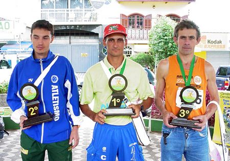 Os três primeiros colocados da Corrida de Montanha (foto: divulgação)