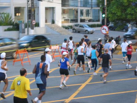 Corredores na Av Pacaembu por onde transcorreu a competição (foto: Nelson Cukier)