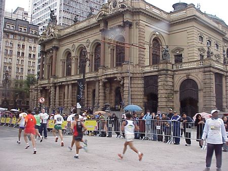 Prova passa por vários monumentos e atrações como o Teatro Municipal (foto: Harry Thomas Jr./WebRun)