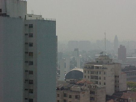 Vista para o Memorial da América Latina em SP coberto com poluição (foto: Donata Lustosa/ WebRun)