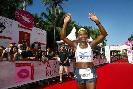 Edvalva após vencer a etapa carioca da Avon Running (foto: Divulgação)