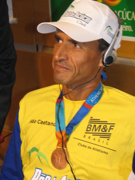 Cordeiro e a medalha olímpica conquistada (foto: Harry Thomas Jr./WebRun)