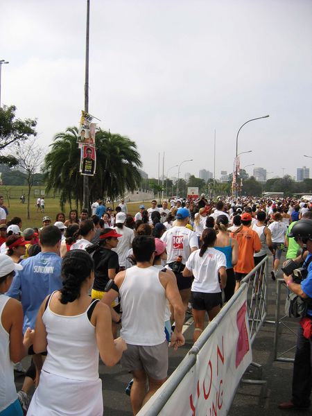 Centenas de mulheres participaram da corrida de 10km (foto: Aline Missawa)