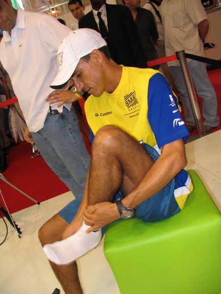 Vanderlei se prepara para fazer o teste da pisada (foto: Harry Thomas Jr./ WebRun)