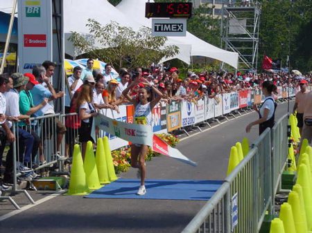 Selma dos Reis vencendo a 5ª edição da Meia Maratona do Rio (foto: Fernanda Paradizo)