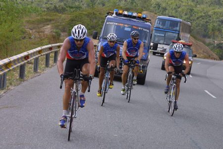 - Fernanda Keller Emerson Gomes Cláudio Flores e Marcelo Epperlein pedalam na BR 304 (foto: Fernanda Paradizo)