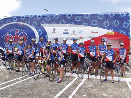 Os 16 atletas antes da largada em Fortaleza (foto: Antero Coelho)